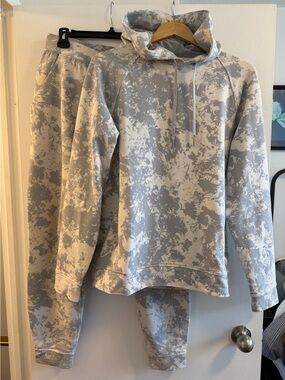 lululemon athletica Gray & Cream Marble-Print Hoodie and Joggers Set